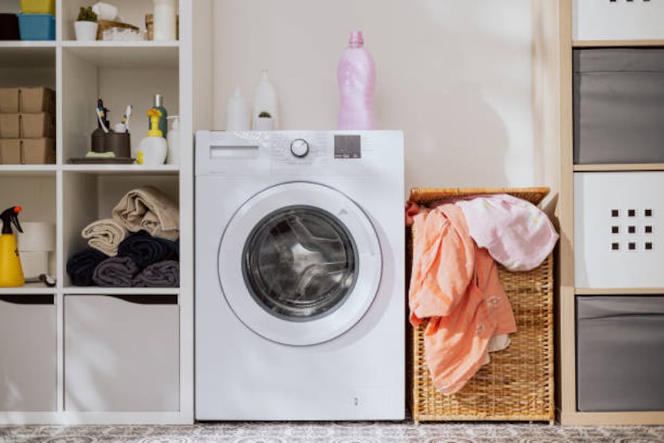 Limpia el exterior de la lavadora cuando notes el exceso de polvo o de manchas. De igual manera, es importante limpiar la goma de la puerta una vez a la semana para evitar malos olores. Foto: Unsplash