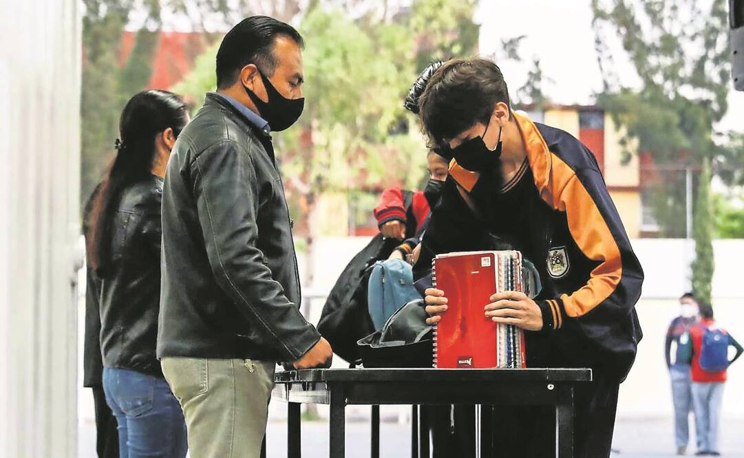 Padres de familia y autoridades de la secundaria Nabor Carrillo, en V. Carranza, revisaron una a una las mochilas de los estudiantes para detectar objetos peligrosos. Fotos: Diego Simón EL UNIVERSAL