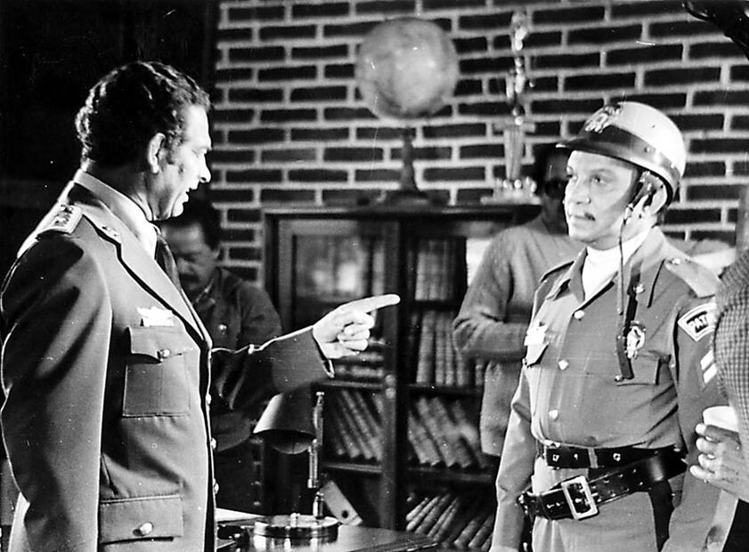 Escena de la cinta "El patrullero 777" donde el papel protagónico es del actor Mario Moreno "Cantinflas", bajo la dirección de Miguel M. Delgado; otras de sus últimas cintas fueron: "El bombero atómico", "El padrecito", "El doctor", "El maestro", entre muchas más. ESPECIAL.