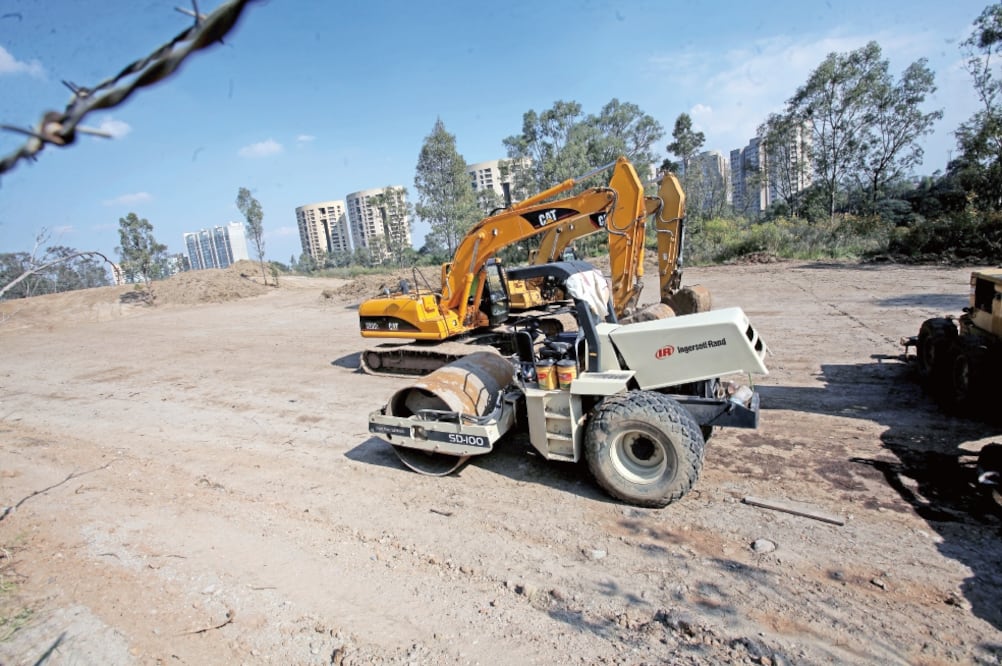 La Secretaría de Medio Ambiente clausuró la construcción de un estacionamiento de tres niveles en un área de valor ambiental denominada Barranca Río Becerra Tepecuache, en Santa Fe, donde vecinos exigen restituir la vegetación. VALENTE ROSAS. EL UNIVERSAL