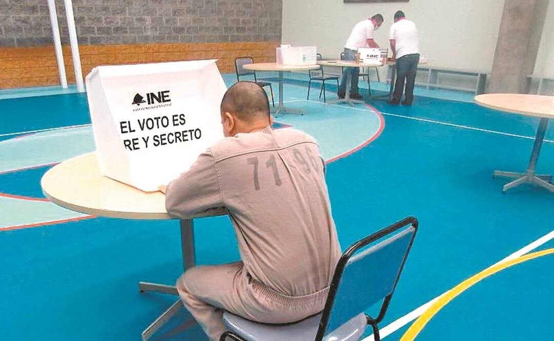 Los reclusos que participaron en el ejercicio recibieron, poco antes de votar, una hoja con información de los candidatos y partidos, lo que no permitió que reflexionaran su decisión, acusaron organizaciones. Foto: Especial.