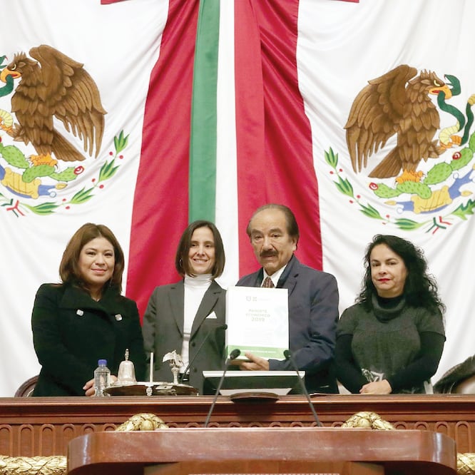 La secretaria de Finanzas, Luz Elena González, segunda de izquierda a derecha, entregó a los legisladores Lourdes Paz (Morena), José de Jesús Martín del Campo (Morena), y Margarita Saldaña (PAN), el proyecto de Presupuesto 2019.ALEJANDRA LEYVA 