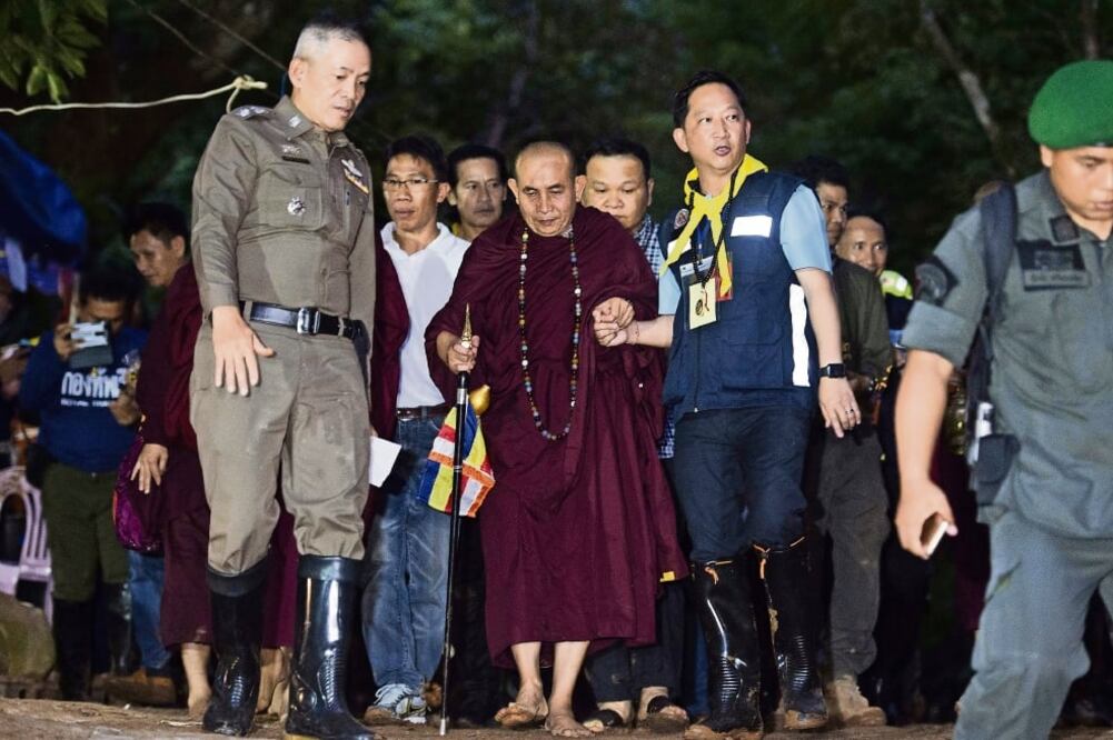 El monje budista Kruba Boonchum (centro), una personalidad en Tailandia, acudió a rezar a la cueva donde están atrapados 12 niños y su entrenador (YE AUNG THU. AFP)