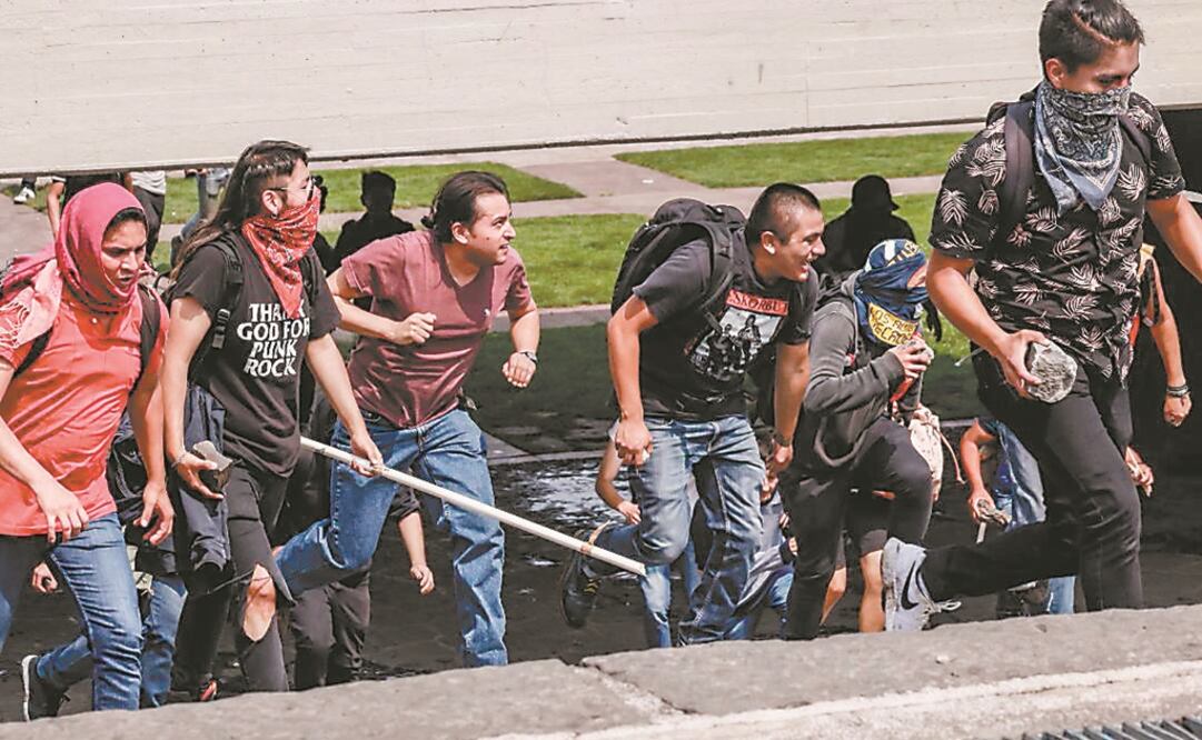 Con piedras, palos, navajas y bombas molotov, el 3 de septiembre de 2018 un grupo de personas agredieron a estudiantes de la UNAM. Foto: El Gráfico