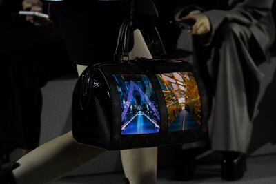 Louis Vuitton presenta bolsas con pantallas de OLED flexibles