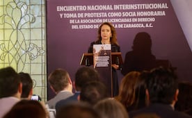 Yasmín Esquivel toma protesta como socia honoraria de asociación de abogadas en Coahuila; presenta libro