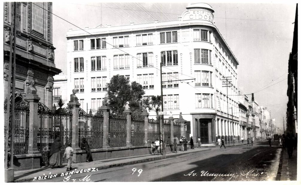 El Edificio CIDOSA, acrónimo de la Compañía Industrial de Orizaba S.A., fue construido por Paul Dubois y Fernando Marcón en los años cuarenta. Este inmueble aún existe, con la fachada remodelada, en la esquina de República de Uruguay e Isabel la Católica. Imagen: Colección Villasana.