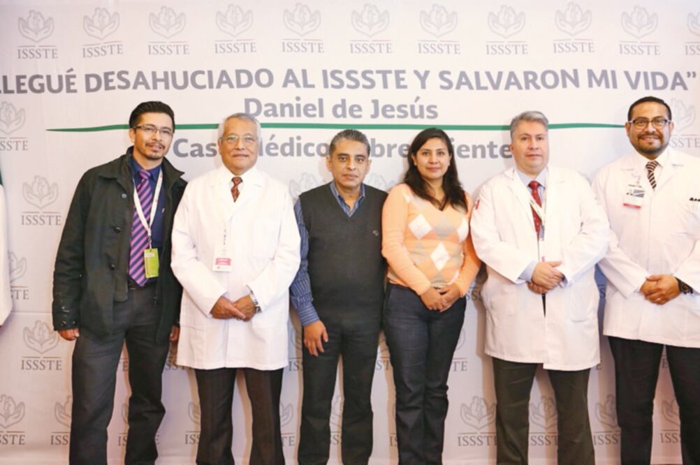 Los especialistas del ISSSTE destacaron que trataron a Daniel (tercero de izq. a der.) con técnicas como el Sistema de Presión Negativa Intra Abdominal (ISSSTE)