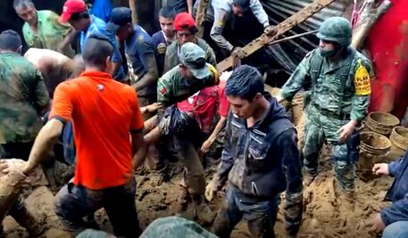 Rescatan a menor con vida sepultado tras deslaves ocasionados por “Grace” en Veracruz