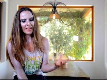 Kate del Castillo se desnuda en contra del maltrato animal