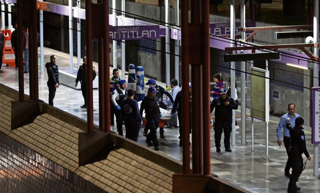 Paramédicos que llegaron al sitio diagnosticaron al hombre de aproximadamente 35 años de edad sin signos vitales por tres heridas de bala. La víctima quedó recostado sobre el andén. Foto: Francisco Rodríguez / EL UNIVERSAL