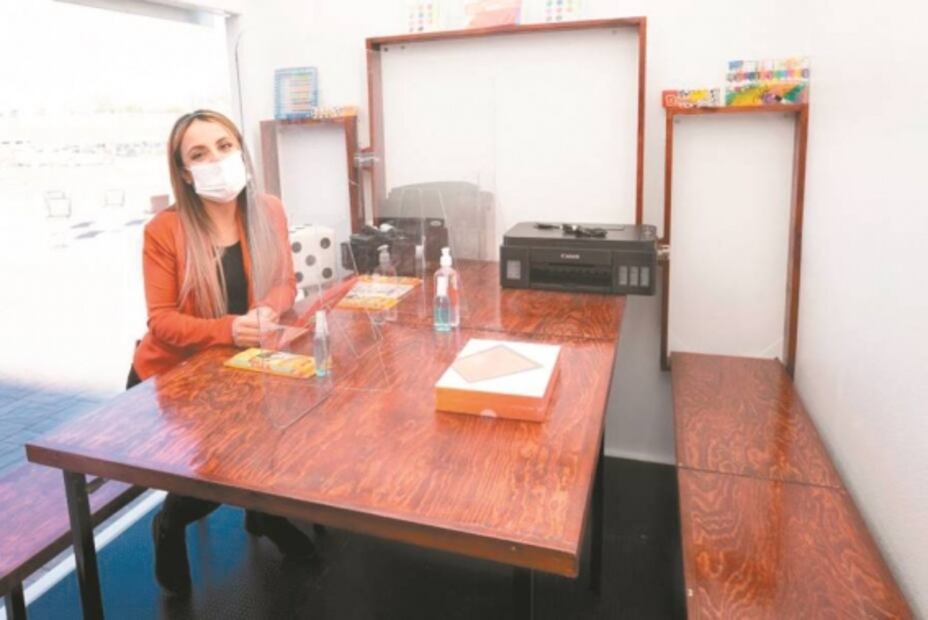 Maestra da clases sobre ruedas: adaptó camioneta como salón