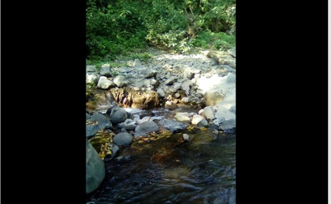 Los habitantes aseguran que por el nuevo socavón se filtran hasta 200 litros por segundo al subsuelo. Foto: Especial