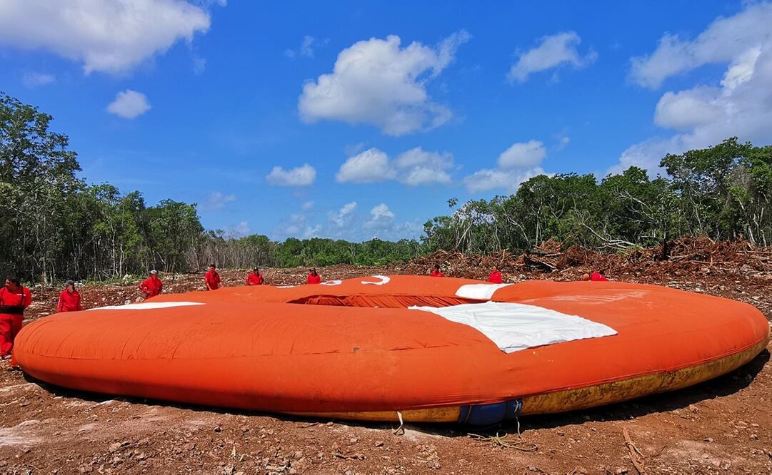 Activistas colocaron una estructura inflable a manera de salvavidas gigante con las letras S.O.S. Foto: Adriana Varillas / EL UNIVERSAL