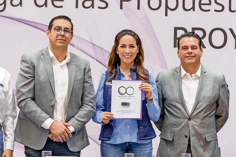 La candidata de la coalición Fuerza y Corazón por Guanajuato recibe el paquete de propuestas, que incluye el tema de agua y cuidado ambiental. Foto Especial