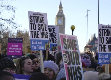 Enfermeras británicas inician una huelga sin precedentes; reclaman mejoras salariales