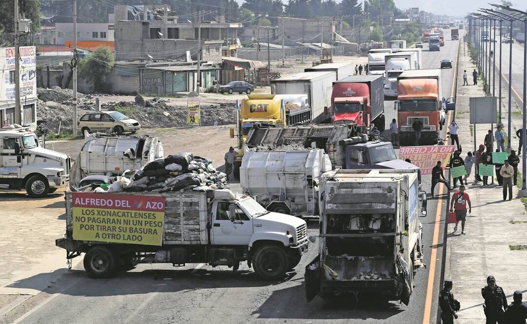 Recolectores de basura cerraron totalmente el paso de vehículos en el kilómetro 46 de la carretera Naucalpan-Toluca por varias horas, atravesando sus vehículos. Pedían otro sitio para llevar los residuos. Foto: Jorge Alvarado/EL UNIVERSAL