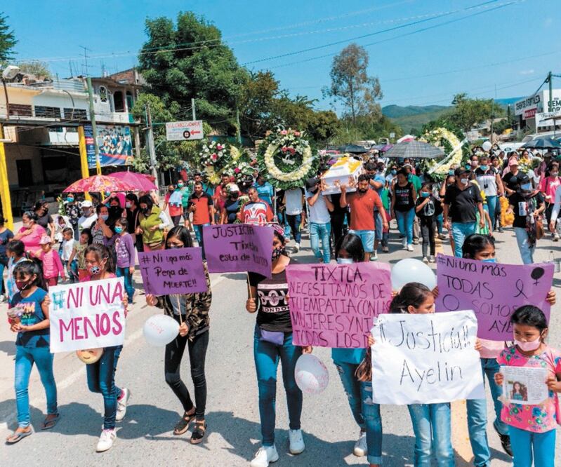 El cortejo fúnebre de Ayelin cruzó La Candelaria y la 6 de Noviembre hacia el panteón Tepeyac. Durante el recorrido, los asistentes gritaron consignas en contra de los ataques contra niñas y mujeres en el estado. CORTESÍA ÓSCAR GUERRERO 