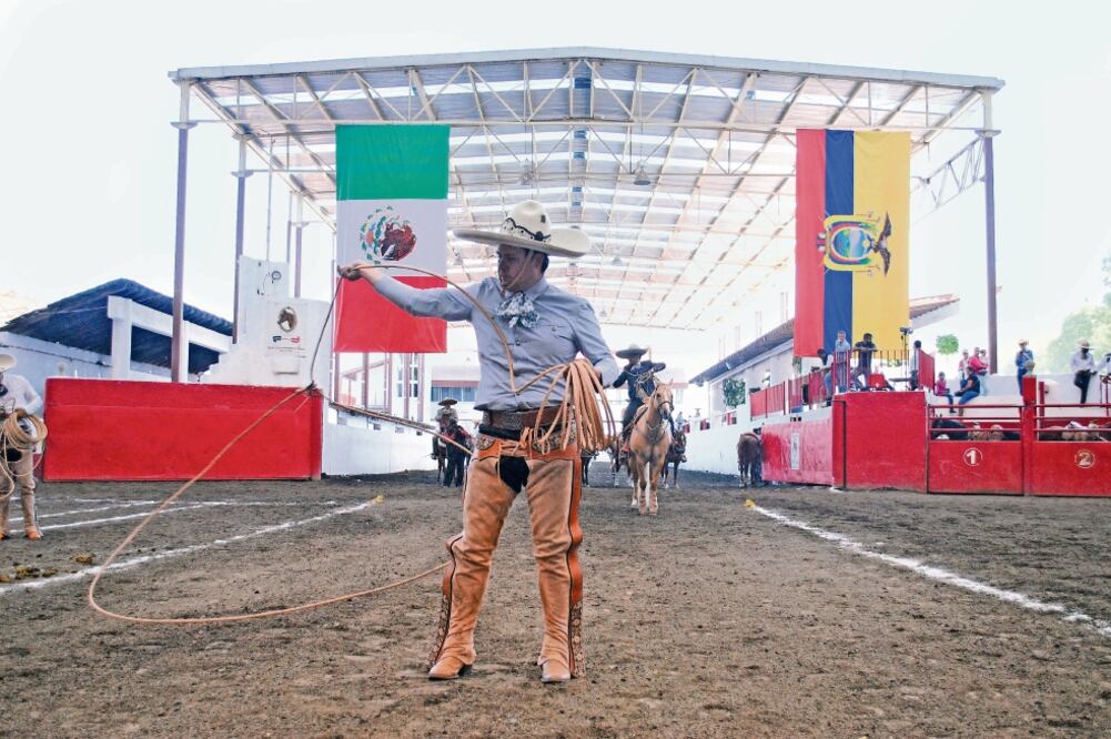 Con un encuentro entre charros mexicanos y montubios de Ecuador, ambos países estrecharon lazos de hermandad. (FOTO: JOSÉ ANTONIO TORRES. EL UNIVERSAL)