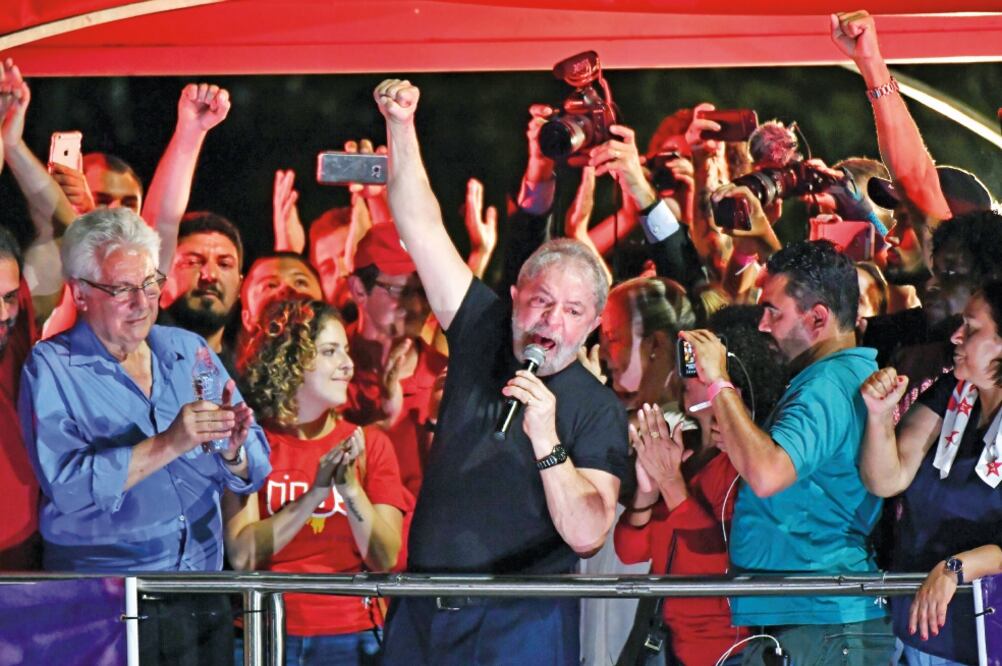 El ex presidente brasileño Luiz Inácio Lula da Silva, durante el acto en el que unas 10 mil personas le expresaron ayer su apoyo, en Sao Paulo (NELSON ALMEIDA. AFP)
