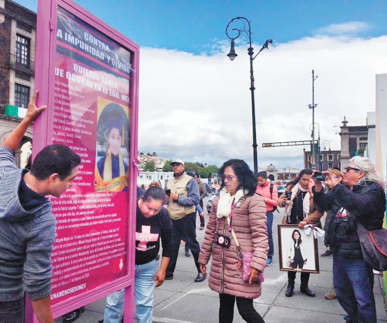 La estructura se colocó a un lado de las letras monumentales en la Plaza de los Mártires, Toluca; en ésta se puede leer el caso de la niña Fátima, quien fue lapidada y violada cuando regresaba de la secundaria en 2015. Foto: XIMENA GARCÍA. EL UNIVERSAL