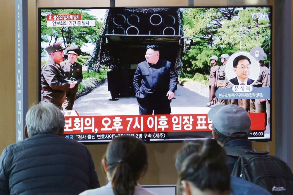 Surcoreanos ven, en Seúl, un programa de televisión, en el que se muestra al líder norcoreano, Kim Jong-un. Foto: AHN YOUNG-JOON. AP