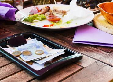 ¿Es obligatorio dejar propina en un restaurante? Esto dice la Profeco