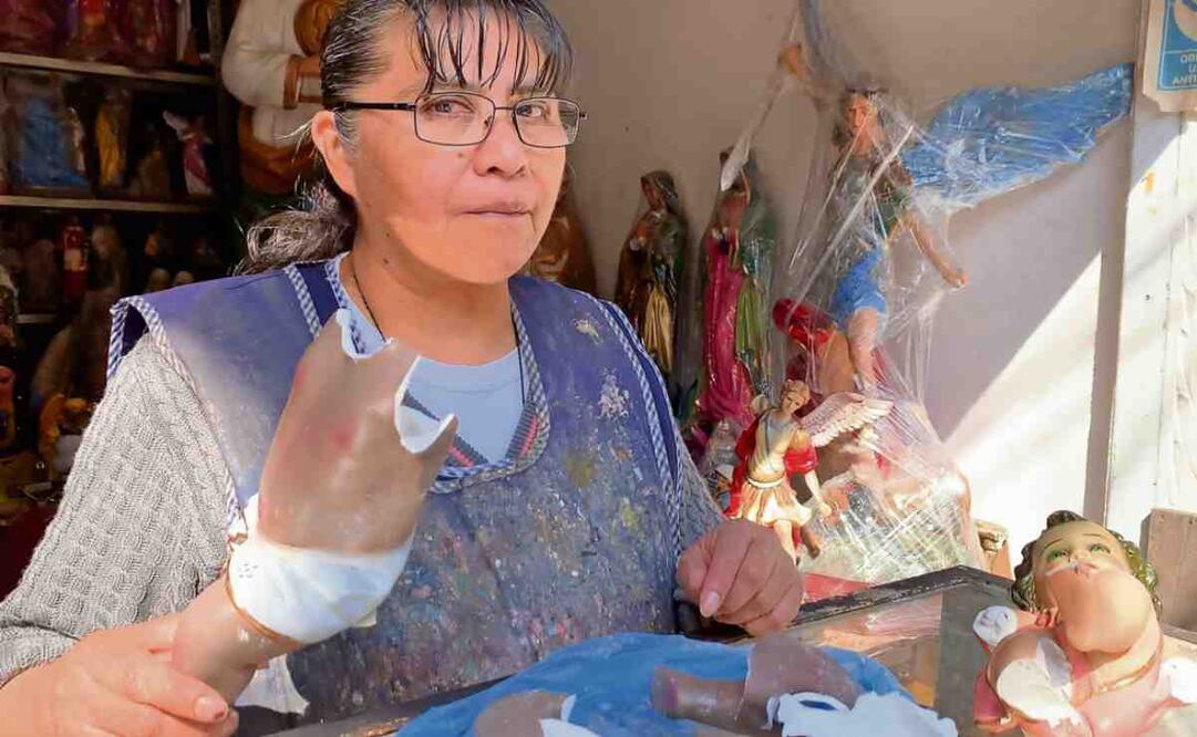Las manos de doña María de los Ángeles Soriano hacen magia con decenas de figuras de Niños Dios que llegan a su taller destrozadas. Foto: Alberto González | El Universal (20/01/2025)