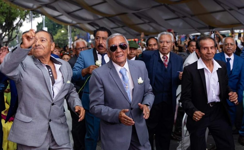 A la celebración masiva se sumaron 54 chambelanes, también de la tercera edad. | Foto: Hugo Salvador/El Universal.