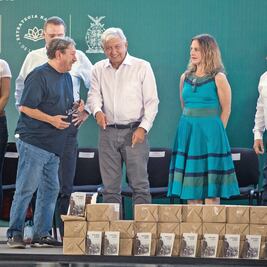 AMLO llama a no acumular bienes efímeros 