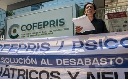 Pacientes siquiátricos clausuran simbólicamente la Cofepris para exigir abasto de medicamentos