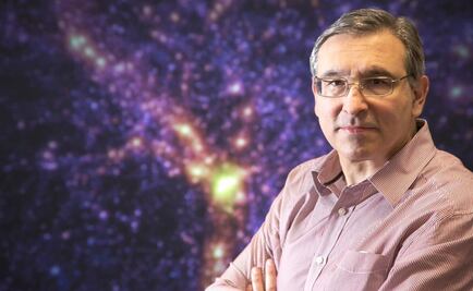 La reina Isabel II de Inglaterra honró al científico mexicano Carlos Frenk