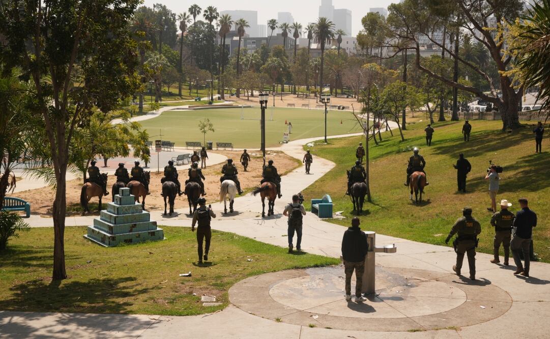 Agentes federales a caballo en el Parque de Los Ángeles el 7 de julio del 2025. Foto: AP