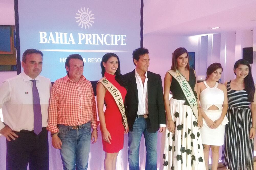 Miss Earth Internacional, Jaime Harrel, con el cantante Carlos Marín y Miss Earth México, Yareli Carrillo (MARÍA DE LA LUZ MIRANDA. EL UNIVERSAL)
