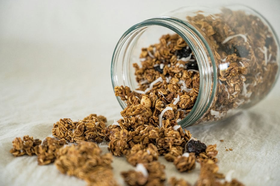 Antes de comprar granola en el supermercado, revisa la tabla de nutrición para escoger versiones bajas en azúcar. Foto: Unsplash