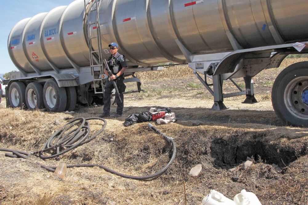 En el huachicoleo que ha afectado a Pemex se han visto involucrados 20 funcionarios de la administración del expresidente Enrique Peña Nieto. Foto: ARCHIVO EL UNIVERSAL