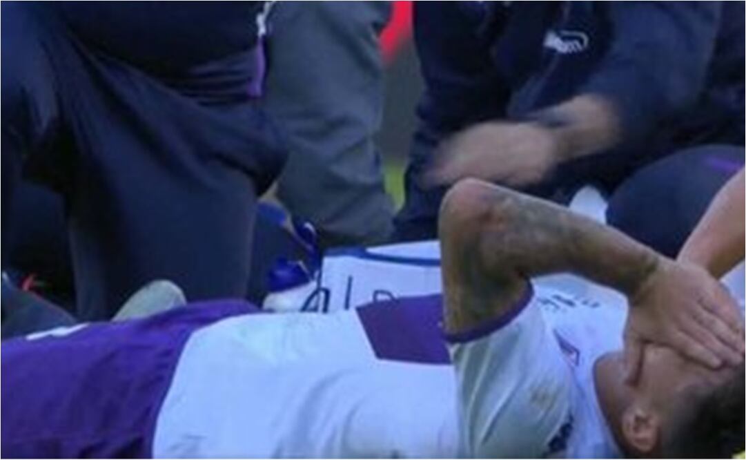 El defensor de la Fiorentina salió lesionado y están esperando a evaluar la gravedad del golpe / Foto: Especiales