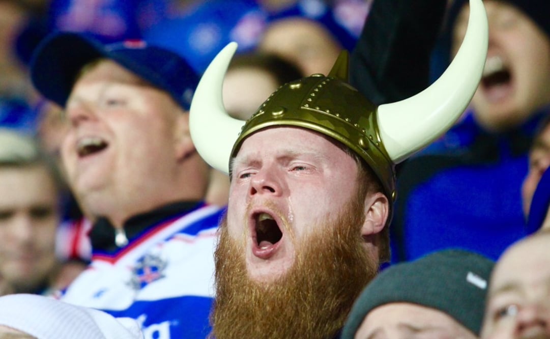 Foto: Olafsson llora en el momento que  Islandia clasifica. (Cortesía Guðmundur Karl)