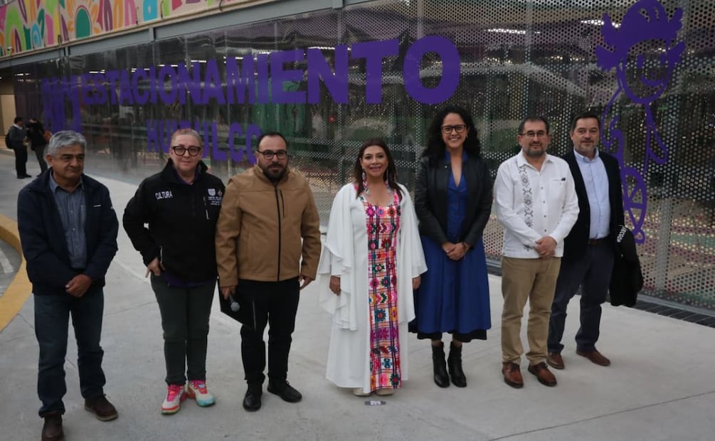 La jefa de Gobierno, Clara Brugada, encabeza la inauguración y recorrido por el Mercado Huipulco el cual también cuenta con biciestacionamiento. | Foto: Luis Camacho / El Universal.