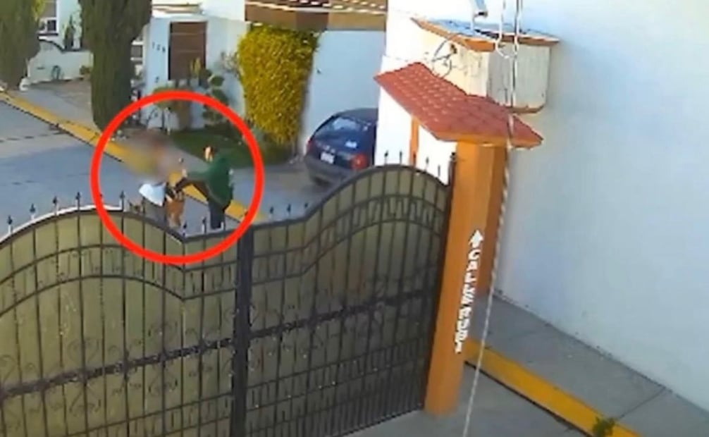 De manera violenta, el individuo ingresó a una privada de la colonia y atacó a golpes a la víctima. 
Foto: Especial.