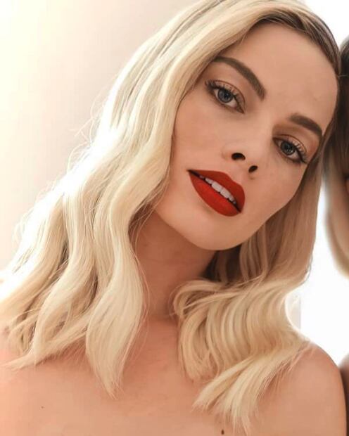 Un look natural y glamuroso que suaviza cualquier tipo de rostro. Foto: Instagram @margotrobbieofficial