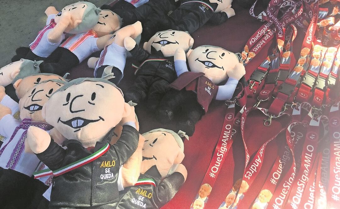 Comerciantes venden peluches, portagafetes, tazas, plumas y calendarios con la imagen del Ejecutivo. Foto: Pedro Villa y Caña. EL UNIVERSAL