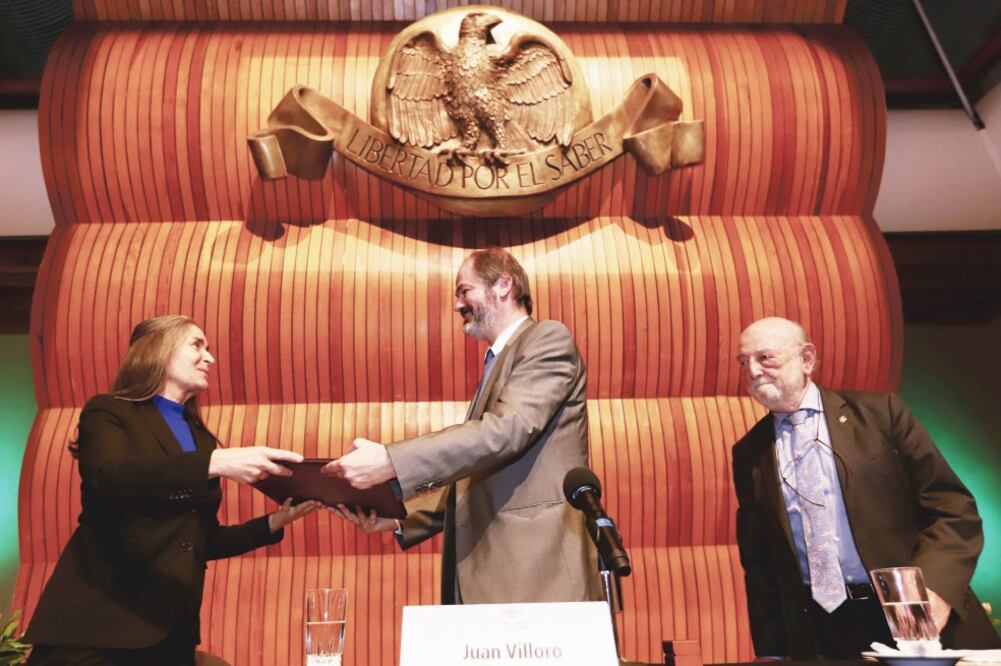 Julia Carabias, al entrar como miembro de el Conal, junto a Villoro. (BERENICE FREGOSO. EL UNIVERSAL)