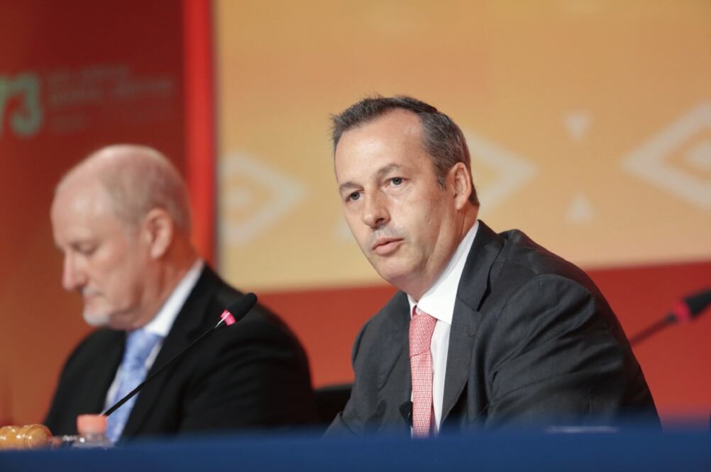 Andrés Conesa, director de Aeroméxico (der.), dijo que las tarifas podrían subir si las empresas deben pagar a pasajeros cuando haya retraso en vuelos. (IATA)