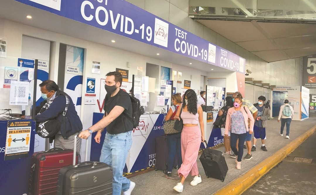 Viajeros en el Aeropuerto Internacional de la Ciudad de México esperan ser atendidos en un módulo de pruebas Covid-19. Fotos: DIEGO SIMÓN SÁNCHEZ. EL UNIVERSAL