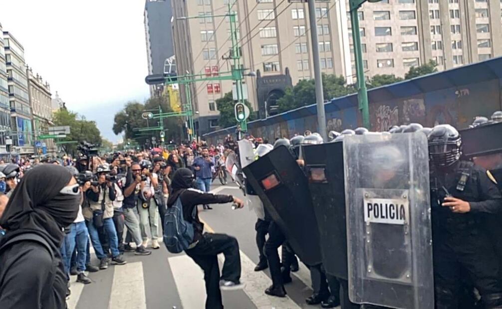 Se registran más enfrentamientos entre policías capitalinos y manifestantes durante la marcha de conmemoración del 2 de octubre. Foto: Valente Rosas/ EL UNIVERSAL