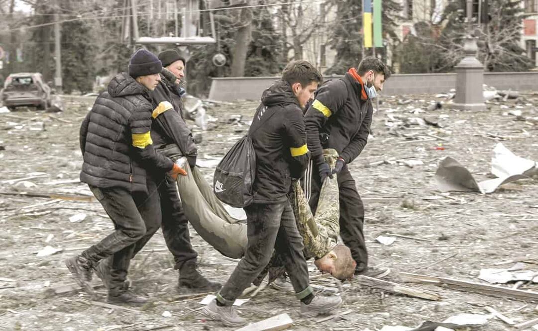 Personal del servicio de emergencia, afuera del edificio del ayuntamiento, luego de un bombardeo en Kharkiv. Foto: Pavel Dorogoy. AP