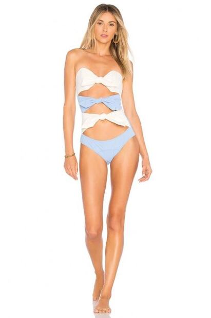 Emily Ratajkowski es acusada de robar los diseños de sus trajes de baño