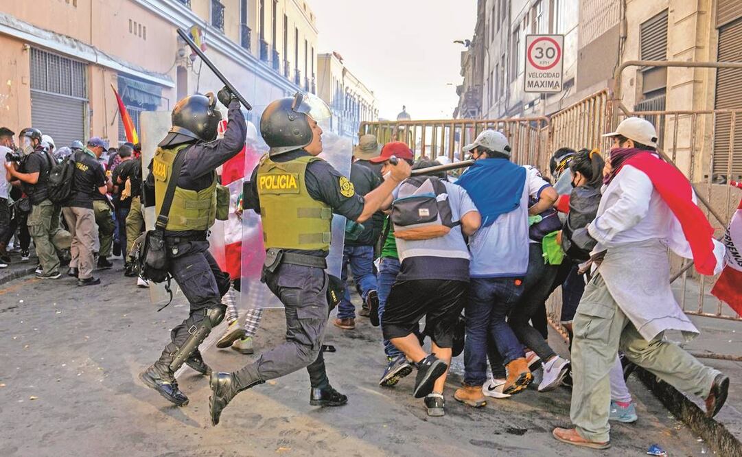 Integrantes de las fuerzas de seguridad se enfrentaron ayer en Lima contra asistentes a una manifestación en rechazo al gobierno de Dina Boluarte. Foto: Martín Mejia/ AP