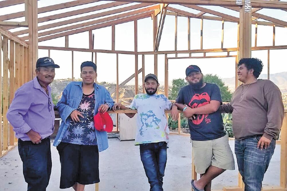 Ante la falta de espacios para migrantes y la saturación de los albergues, Douglas Oviedo (segundo de derecha a izquierda), un pastor hondureño, decidió construir un refugio en la ciudad de Tijuana. Foto: Tomada de Facebook